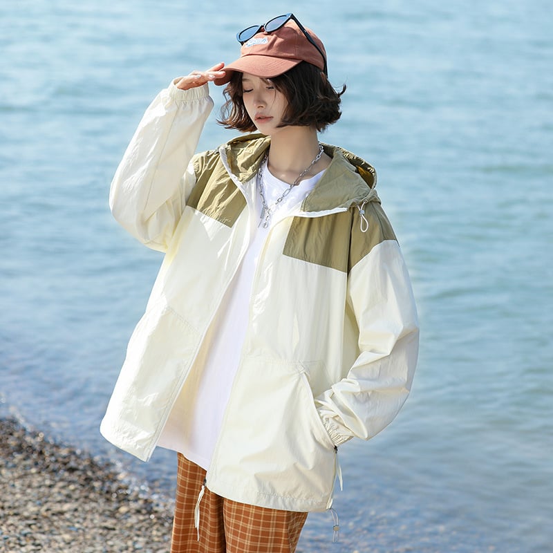 Унисекс ветровка с качулка, лека и дишаща, с ивици