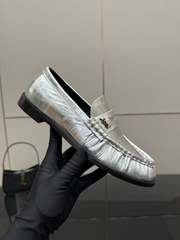 Visokokvalitetne ženske loafers od prave kože s metalnom kopčom, okrugla špička, gornji dio od teleće kože, podstava i ulošak od ovčje kože, potplat od prave kože, casual ženske cipele