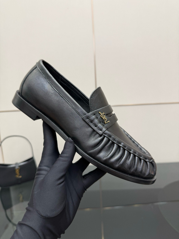 Visokokvalitetne ženske loafers od prave kože s metalnom kopčom, okrugla špička, gornji dio od teleće kože, podstava i ulošak od ovčje kože, potplat od prave kože, casual ženske cipele