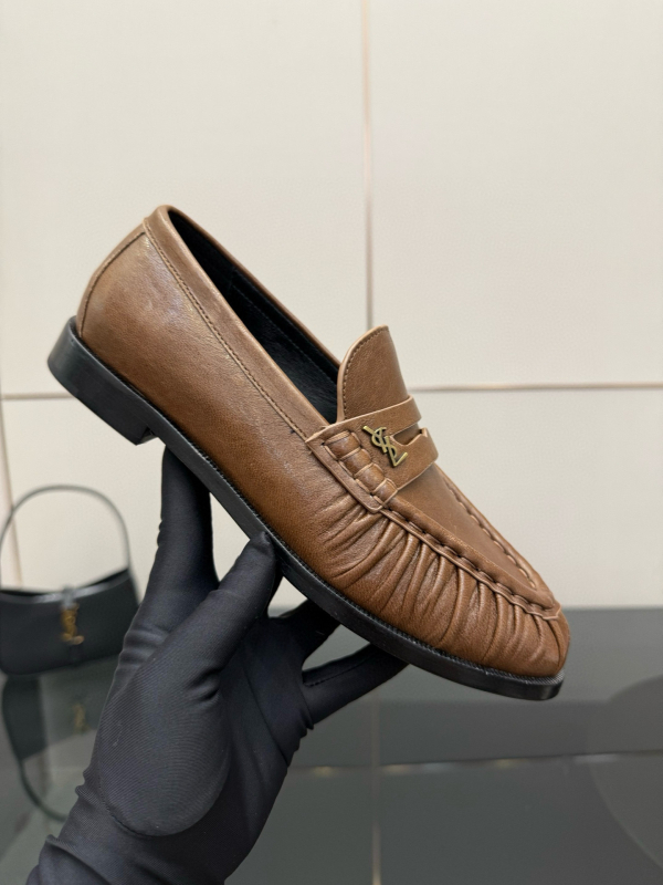 Visokokvalitetne ženske loafers od prave kože s metalnom kopčom, okrugla špička, gornji dio od teleće kože, podstava i ulošak od ovčje kože, potplat od prave kože, casual ženske cipele