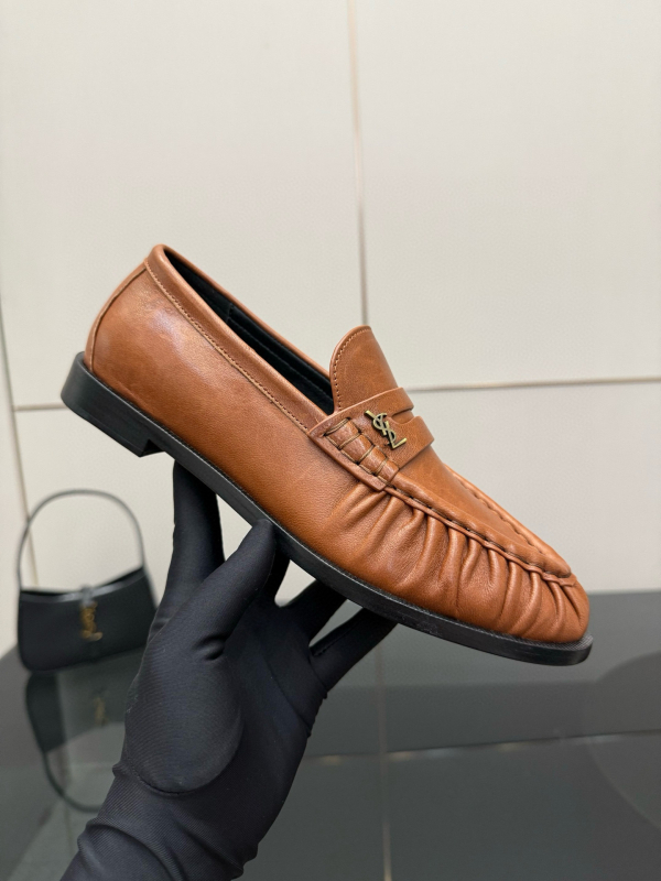 Visokokvalitetne ženske loafers od prave kože s metalnom kopčom, okrugla špička, gornji dio od teleće kože, podstava i ulošak od ovčje kože, potplat od prave kože, casual ženske cipele