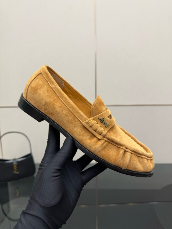 Visokokvalitetne ženske loafers od prave kože s metalnom kopčom, okrugla špička, gornji dio od teleće kože, podstava i ulošak od ovčje kože, potplat od prave kože, casual ženske cipele