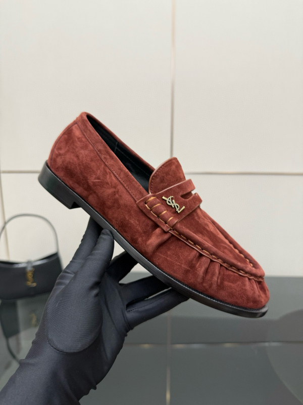 Visokokvalitetne ženske loafers od prave kože s metalnom kopčom, okrugla špička, gornji dio od teleće kože, podstava i ulošak od ovčje kože, potplat od prave kože, casual ženske cipele