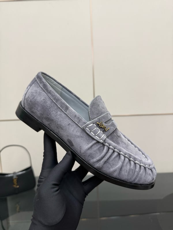 Visokokvalitetne ženske loafers od prave kože s metalnom kopčom, okrugla špička, gornji dio od teleće kože, podstava i ulošak od ovčje kože, potplat od prave kože, casual ženske cipele