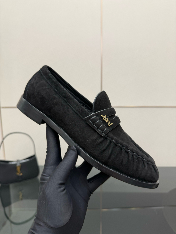 Visokokvalitetne ženske loafers od prave kože s metalnom kopčom, okrugla špička, gornji dio od teleće kože, podstava i ulošak od ovčje kože, potplat od prave kože, casual ženske cipele