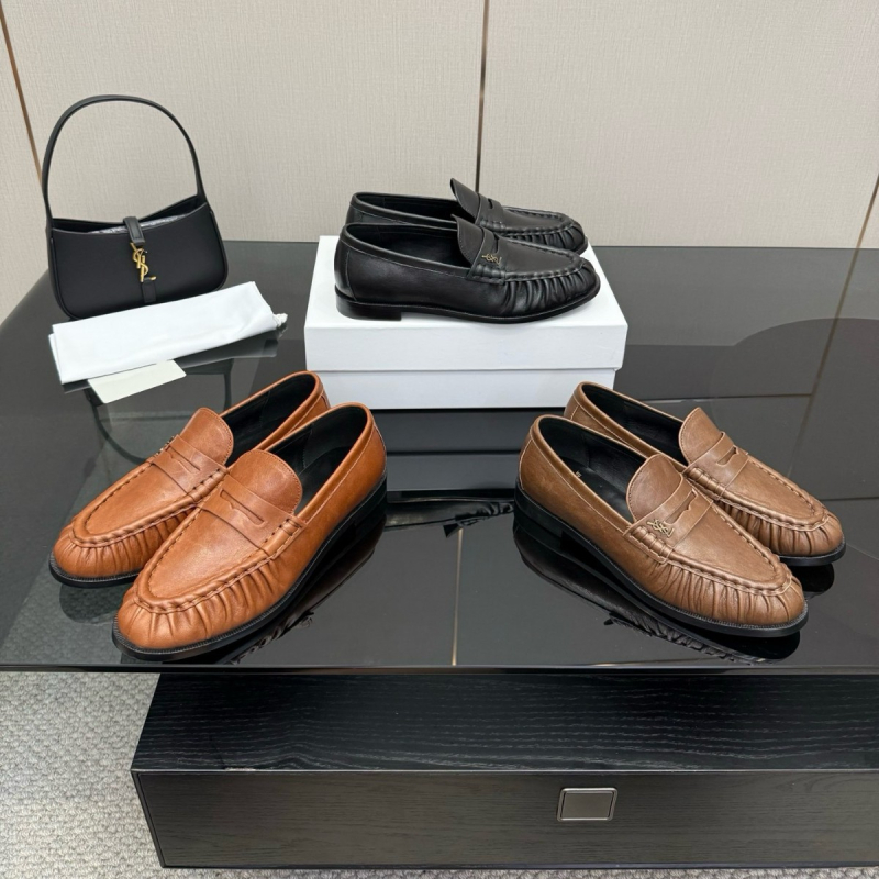 Visokokvalitetne ženske loafers od prave kože s metalnom kopčom, okrugla špička, gornji dio od teleće kože, podstava i ulošak od ovčje kože, potplat od prave kože, casual ženske cipele