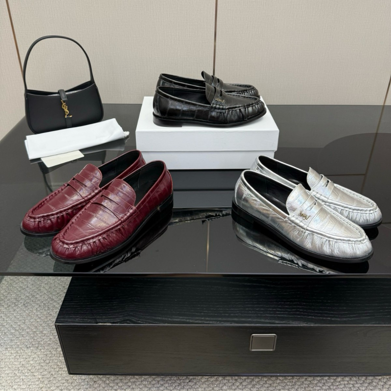 Visokokvalitetne ženske loafers od prave kože s metalnom kopčom, okrugla špička, gornji dio od teleće kože, podstava i ulošak od ovčje kože, potplat od prave kože, casual ženske cipele