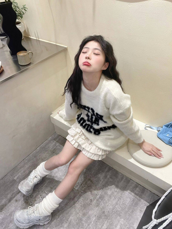 Pulover cu decolteu în V, mâneci lungi, croială lejeră, broderie, grosime medie.