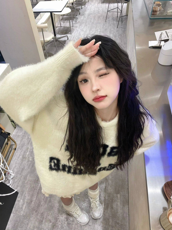 Pulover cu decolteu în V, mâneci lungi, croială lejeră, broderie, grosime medie.