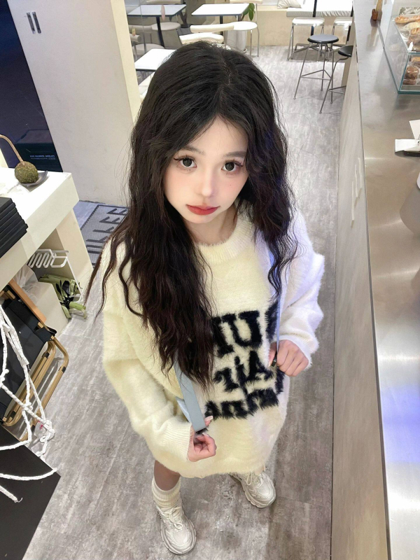 Pulover cu decolteu în V, mâneci lungi, croială lejeră, broderie, grosime medie.