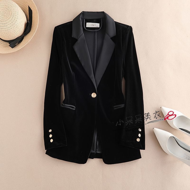 Ženski baršunasti blejzer, uskog kroja, sprijeda jedan gumb, dugi rukavi, sako ovratnik