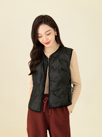 Ženska puffer vest s struknim prilagodom – punilo: bijelo kačje perje; udio perja 80–85%; materijal: poliester; V-izrez