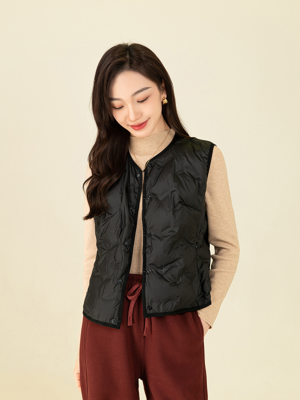 Ženska puffer vest s struknim prilagodom – punilo: bijelo kačje perje; udio perja 80–85%; materijal: poliester; V-izrez
