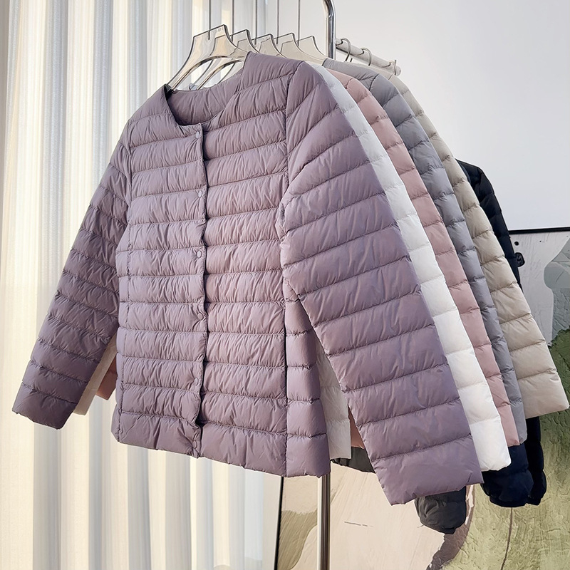 Ženska jakna s perjem bijele patke 86–90% punjenje, vanjski najlon, okrugli ovratnik, zatvarač, srednja duljina 50–65 cm