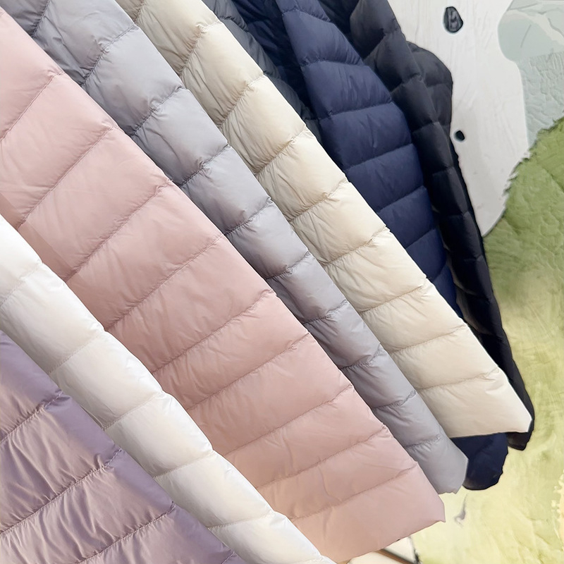 Ženska jakna s perjem bijele patke 86–90% punjenje, vanjski najlon, okrugli ovratnik, zatvarač, srednja duljina 50–65 cm