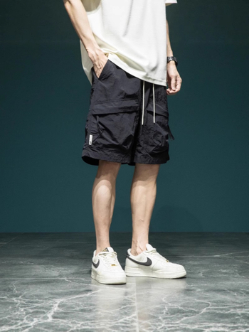 Muške cargo šorceve s velikim džepovima, brzo sušeće, širok kroj, srednja dužina, tkanina poliester (75–95%)