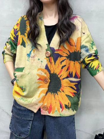 Etno-stílusú Mink velúr kardigán kézzel festett napraforgó motívummal; fő anyag: vison 70–80%, akril; V-nyakú; hosszú ujjak