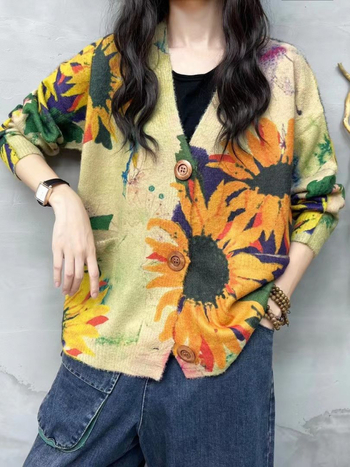 Etno-stílusú Mink velúr kardigán kézzel festett napraforgó motívummal; fő anyag: vison 70–80%, akril; V-nyakú; hosszú ujjak