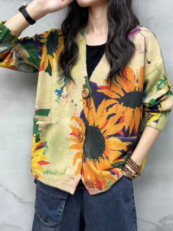 Etno-stílusú Mink velúr kardigán kézzel festett napraforgó motívummal; fő anyag: vison 70–80%, akril; V-nyakú; hosszú ujjak