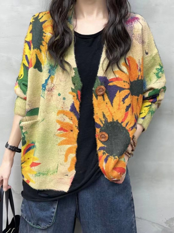 Etno-stílusú Mink velúr kardigán kézzel festett napraforgó motívummal; fő anyag: vison 70–80%, akril; V-nyakú; hosszú ujjak