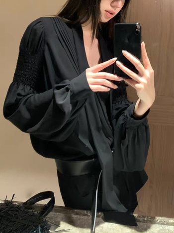 Bluza od poliestera i elastana, dugi rukav, slobodan kroj, kroz glavu, srednja duljina