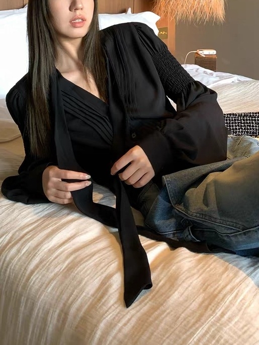 Bluza od poliestera i elastana, dugi rukav, slobodan kroj, kroz glavu, srednja duljina