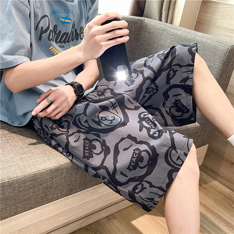 Muške sportske šorceve, ležernog kroja, srednje duljine, poliester materijal, print karikatura, vezanje špage