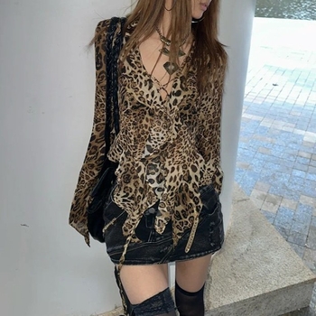 Košulja — leopard print, V-izrez, dugi rukav, kopčanje na vezanje, uski kroj, poliester.