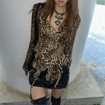 Košulja — leopard print, V-izrez, dugi rukav, kopčanje na vezanje, uski kroj, poliester.