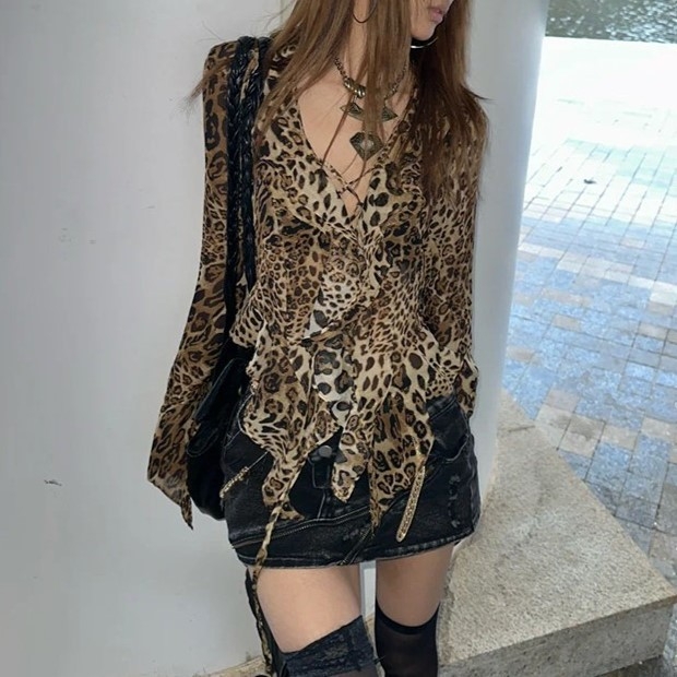 Košulja — leopard print, V-izrez, dugi rukav, kopčanje na vezanje, uski kroj, poliester.