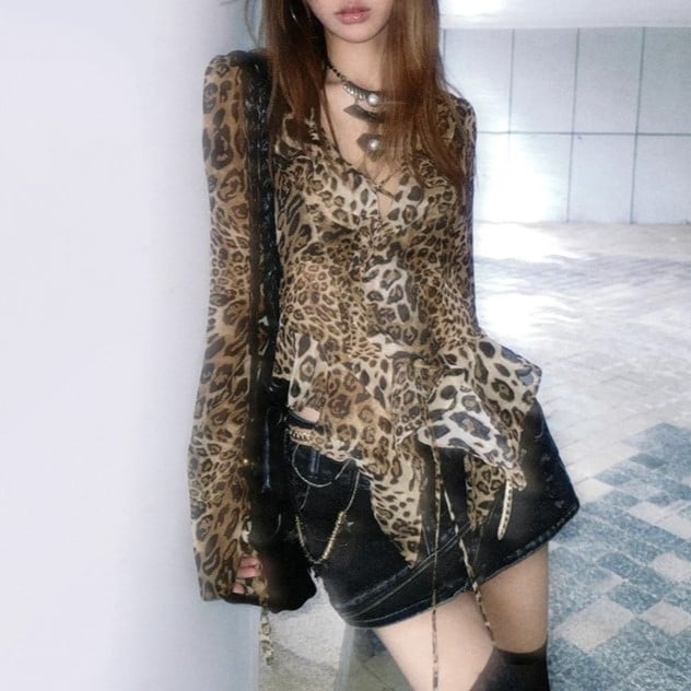 Košulja — leopard print, V-izrez, dugi rukav, kopčanje na vezanje, uski kroj, poliester.