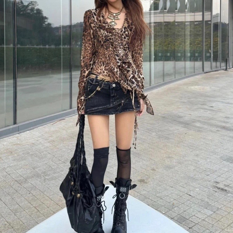 Košulja — leopard print, V-izrez, dugi rukav, kopčanje na vezanje, uski kroj, poliester.