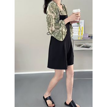 Košulа s lampastim rukavima, okrugli ovratnik, print uzorak, mješavina poliester–acetat, široki kroj (ljeto 2022)