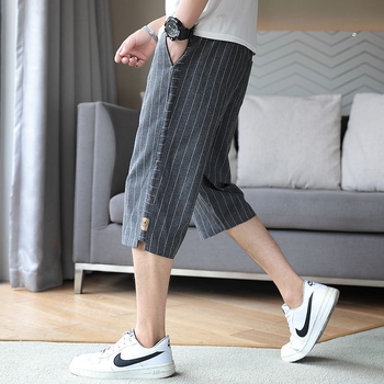 Muške pantalone od lana i pamuka, opuštenog kroja, kratke duljine, dvostruka struka i kopča s vezicom