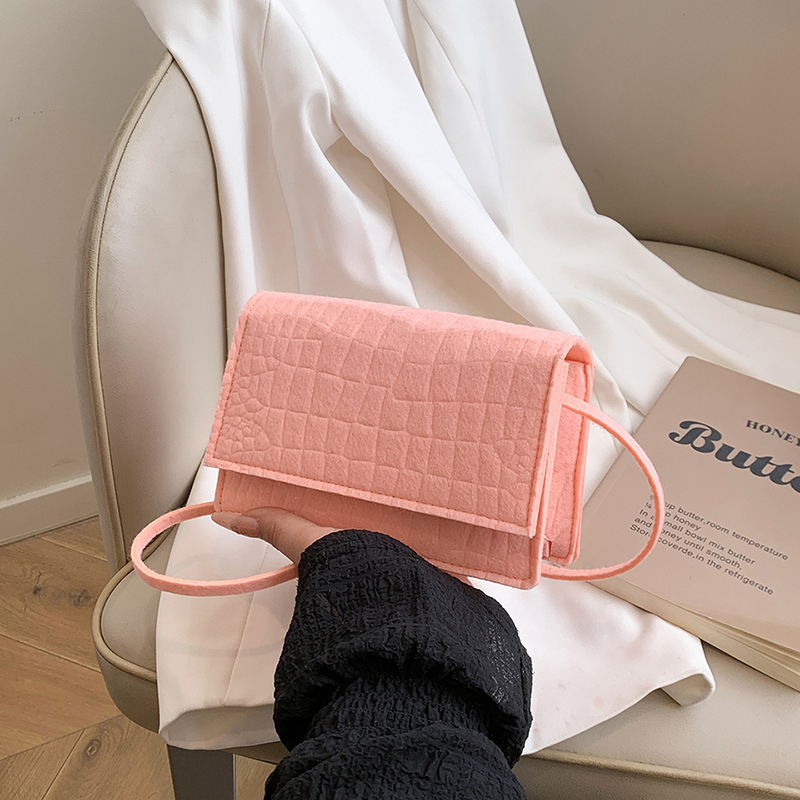 Crossbody torba od PU, mala kvadratna torba, s jednom naramenicom, zatvaranje preklopom, podstava od poliestera