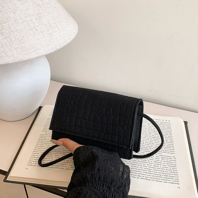 Crossbody torba od PU, mala kvadratna torba, s jednom naramenicom, zatvaranje preklopom, podstava od poliestera