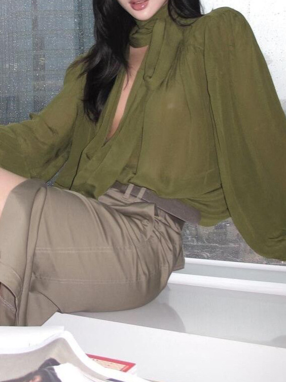 Košul od Mulberry silk, dugi rukavi, plutajući ovratnik, retro-literarni stil, jesen 2025.