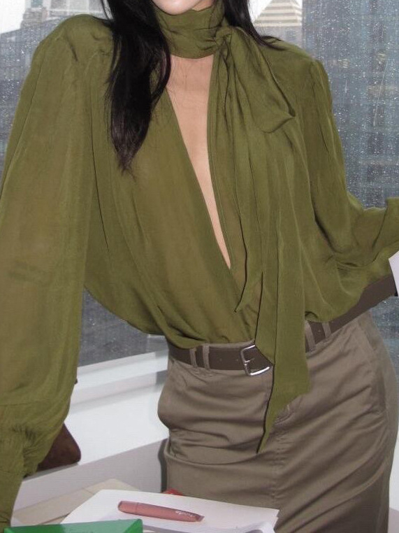 Košul od Mulberry silk, dugi rukavi, plutajući ovratnik, retro-literarni stil, jesen 2025.