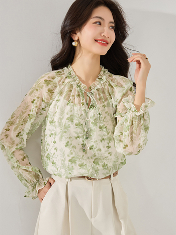 Floralni šifonski top, lagani, plisirani detalji, okrugli izrez, široka silueta, dugi rukavi, poliester