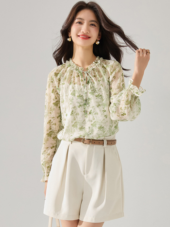 Floralni šifonski top, lagani, plisirani detalji, okrugli izrez, široka silueta, dugi rukavi, poliester