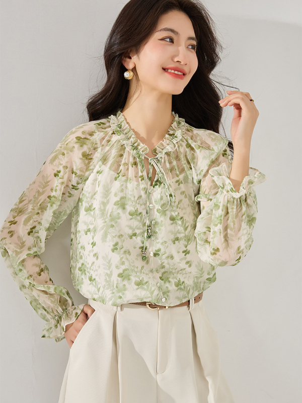 Floralni šifonski top, lagani, plisirani detalji, okrugli izrez, široka silueta, dugi rukavi, poliester