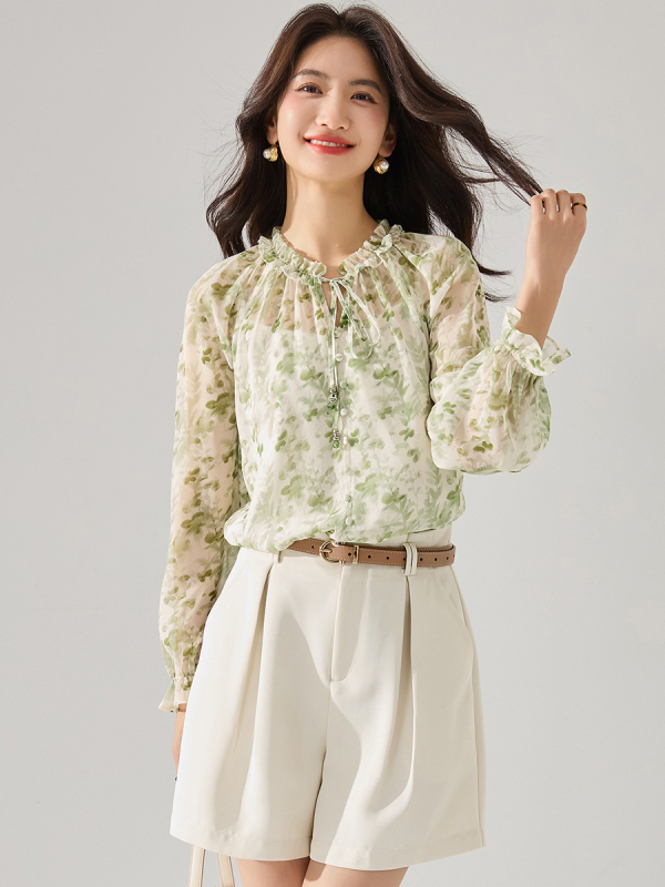 Floralni šifonski top, lagani, plisirani detalji, okrugli izrez, široka silueta, dugi rukavi, poliester