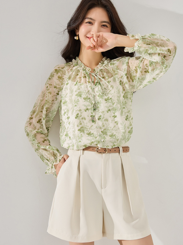 Floralni šifonski top, lagani, plisirani detalji, okrugli izrez, široka silueta, dugi rukavi, poliester