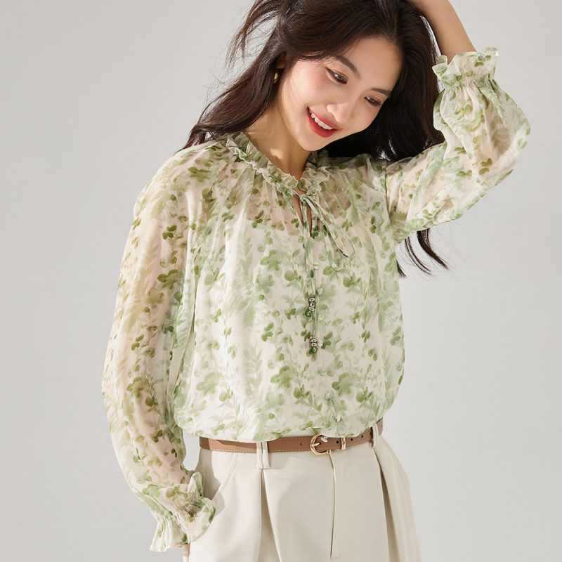 Floralni šifonski top, lagani, plisirani detalji, okrugli izrez, široka silueta, dugi rukavi, poliester