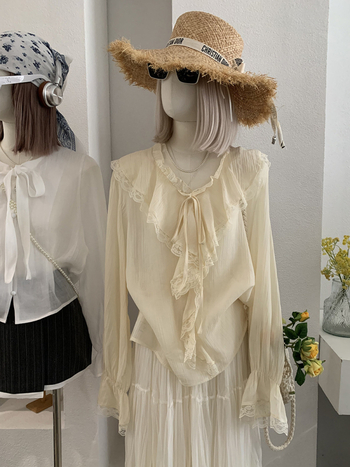 Bluza od šifona s V-izrezom, zvonastim rukavima, slobodan kroj, patchwork detalji.