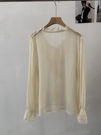 Bluza od šifona s V-izrezom, zvonastim rukavima, slobodan kroj, patchwork detalji.