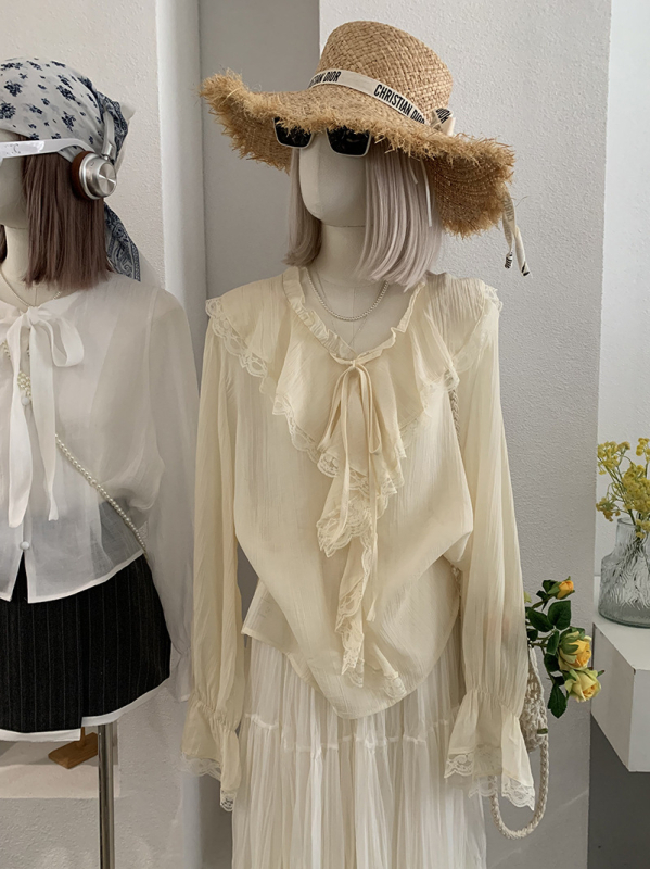 Bluza od šifona s V-izrezom, zvonastim rukavima, slobodan kroj, patchwork detalji.