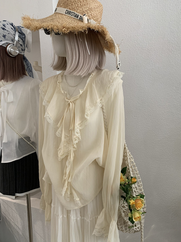 Bluza od šifona s V-izrezom, zvonastim rukavima, slobodan kroj, patchwork detalji.