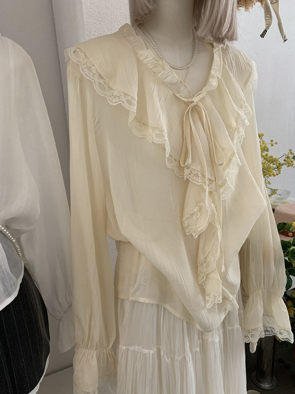 Bluza od šifona s V-izrezom, zvonastim rukavima, slobodan kroj, patchwork detalji.