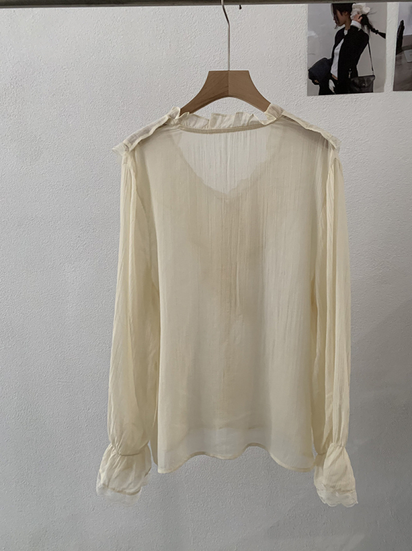 Bluza od šifona s V-izrezom, zvonastim rukavima, slobodan kroj, patchwork detalji.